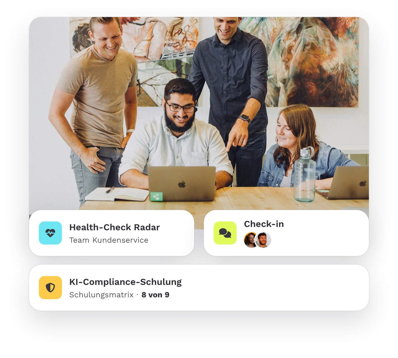 Vier Kolleginnen und Kollegen an einem Laptop, darunter Health-Check Radar, Check-in und KI-Compliance-Schulung