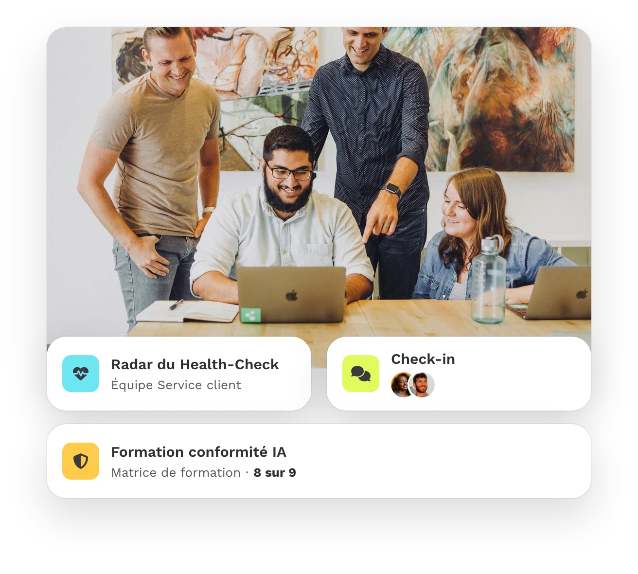 Quatre collègues devant un ordinateur portable, en dessous : radar du Health-Check, check-in et formation conformité IA